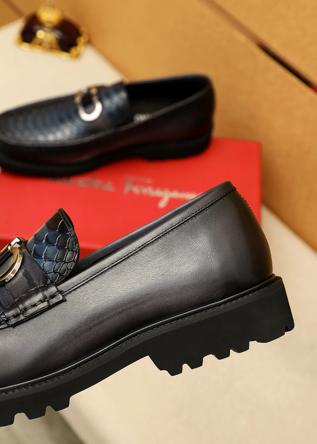Men's shoes 💰560 💐 Product trademark: Ferragamo "Ferragamo" casual leather shoes Regular size: 38-44 (45.46🉑️customized) Product materials: Selected imported first-layer calfskin embossed upper + original hardware buckle, imported water-dyed cow leather lining. Strong three-dimensional visual effect, original outsole color: 2 colors available